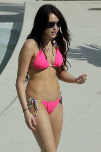 gallery_enlarged_1203_miley_cyrus_bikini_08 (1)