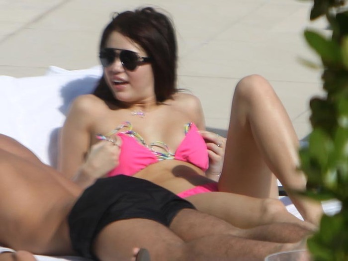 gallery_enlarged_1203_miley_cyrus_bikini_10