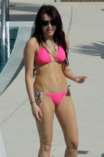 gallery_enlarged_1203_miley_cyrus_bikini_12