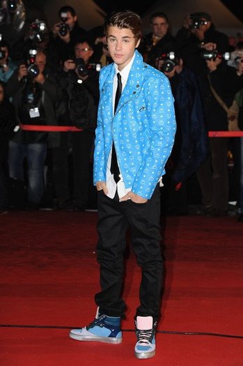 400486_348990788458544_144897825534509_1229386_1471513160_n - Justin Bieber at the NRJ Music Awards 2012