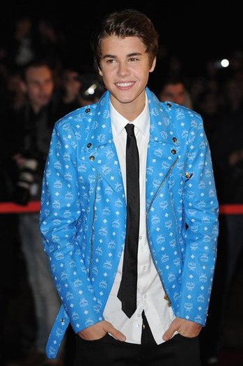 403744_348991035125186_144897825534509_1229401_1881519316_n - Justin Bieber at the NRJ Music Awards 2012