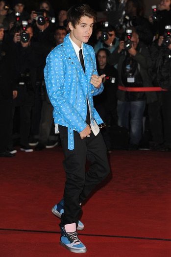 407977_348990738458549_144897825534509_1229383_676450464_n - Justin Bieber at the NRJ Music Awards 2012