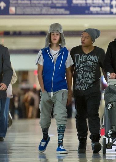 397036_348982915125998_144897825534509_1229350_1148531368_n - Justin Bieber wears funky outfit at LAX