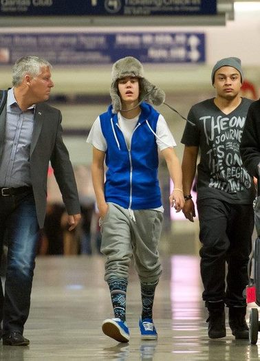 397859_348982855126004_144897825534509_1229346_1942870205_n - Justin Bieber wears funky outfit at LAX