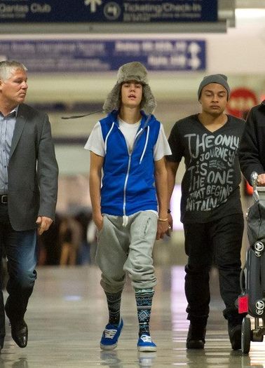 418727_348982898459333_144897825534509_1229349_978426087_n - Justin Bieber wears funky outfit at LAX