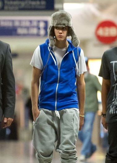 420777_348982788459344_144897825534509_1229342_1234881280_n - Justin Bieber wears funky outfit at LAX