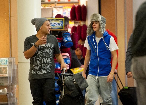 421382_348982985125991_144897825534509_1229354_1941691950_n - Justin Bieber wears funky outfit at LAX