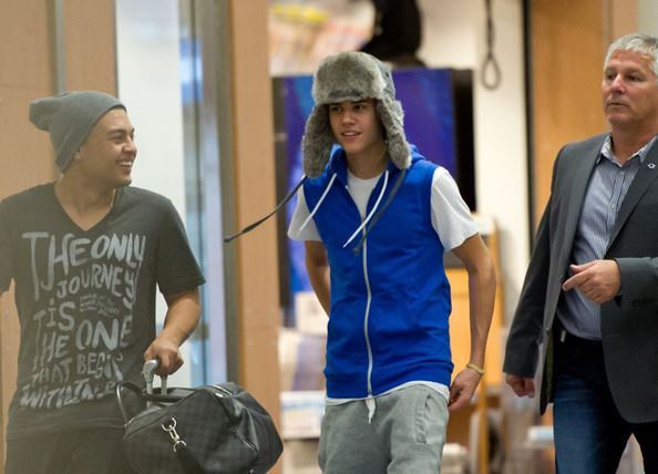 421995_348982945125995_144897825534509_1229351_1326734717_n - Justin Bieber wears funky outfit at LAX