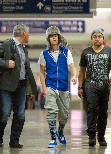 423309_348983088459314_144897825534509_1229360_1173800159_n - Justin Bieber wears funky outfit at LAX