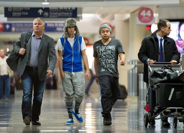 427528_348982811792675_144897825534509_1229344_2032763882_n - Justin Bieber wears funky outfit at LAX