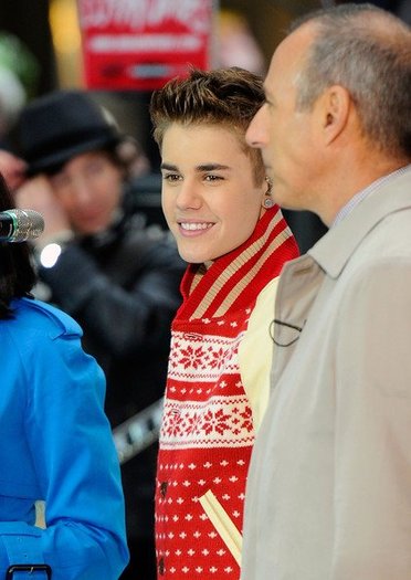 374828_311466178877672_144897825534509_1122625_1184653685_n - Justin Bieber and Usher Performs ON Today Show