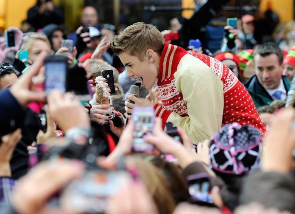 374958_311466392210984_144897825534509_1122639_28275553_n - Justin Bieber and Usher Performs ON Today Show