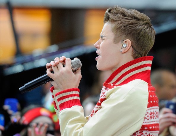 377435_311466345544322_144897825534509_1122636_1364250023_n - Justin Bieber and Usher Performs ON Today Show