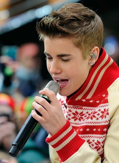 377870_311466305544326_144897825534509_1122633_945584684_n - Justin Bieber and Usher Performs ON Today Show