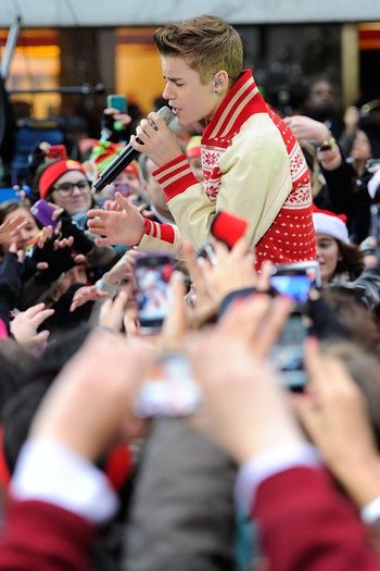 378679_311466422210981_144897825534509_1122641_693105279_n - Justin Bieber and Usher Performs ON Today Show