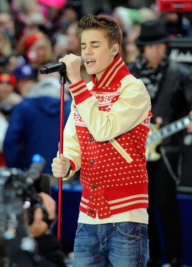 379423_311466218877668_144897825534509_1122628_1030221407_n - Justin Bieber and Usher Performs ON Today Show