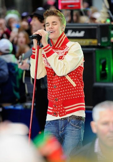 382774_311466258877664_144897825534509_1122630_705438487_n - Justin Bieber and Usher Performs ON Today Show