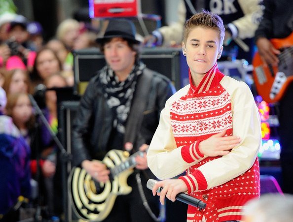 383072_311466325544324_144897825534509_1122635_207426825_n - Justin Bieber and Usher Performs ON Today Show