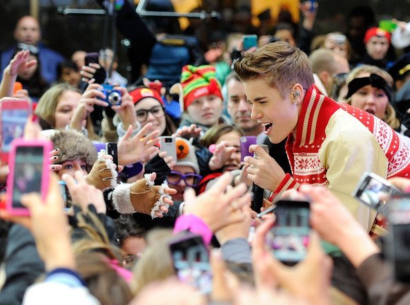 384789_311466408877649_144897825534509_1122640_827635584_n - Justin Bieber and Usher Performs ON Today Show