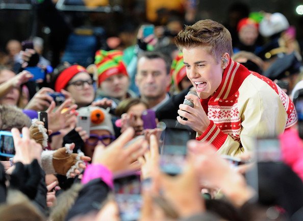 386230_311466505544306_144897825534509_1122646_30612594_n - Justin Bieber and Usher Performs ON Today Show