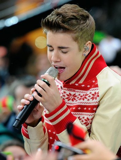 390366_311466298877660_144897825534509_1122632_907089127_n - Justin Bieber and Usher Performs ON Today Show