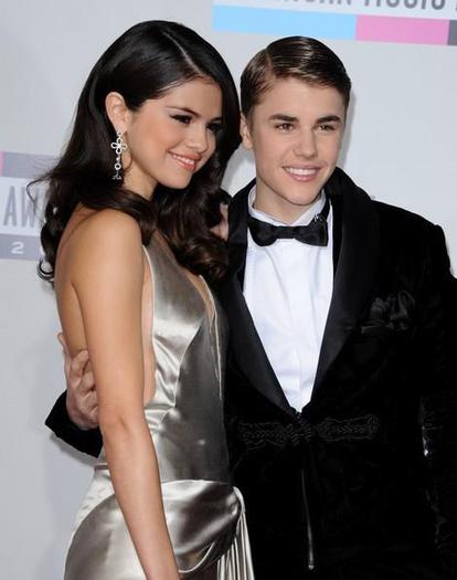 375451_311482315542725_144897825534509_1122686_338117266_n - Justin Bieber and Selena Gomez At 2011 American Music Awards