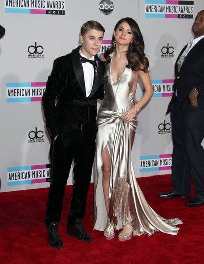 375465_311482512209372_144897825534509_1122700_477803556_n - Justin Bieber and Selena Gomez At 2011 American Music Awards