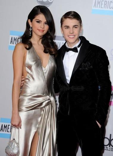 383252_311482118876078_144897825534509_1122674_983248711_n - Justin Bieber and Selena Gomez At 2011 American Music Awards
