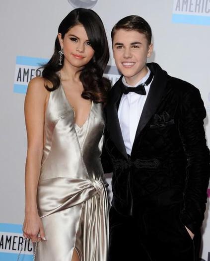 391944_311482245542732_144897825534509_1122682_1226961974_n - Justin Bieber and Selena Gomez At 2011 American Music Awards