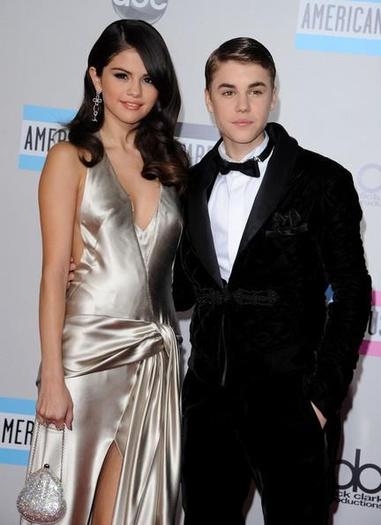 393628_311482152209408_144897825534509_1122676_1097101640_n - Justin Bieber and Selena Gomez At 2011 American Music Awards
