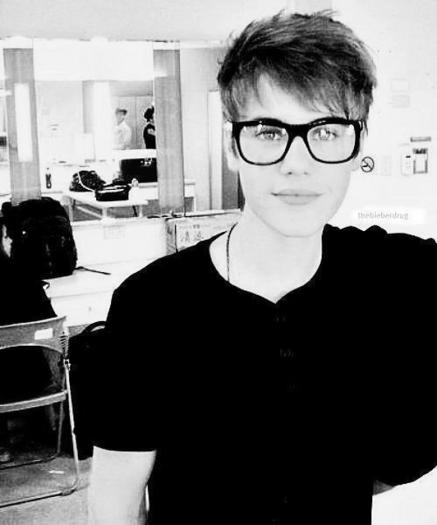 Biee broo no sa te uit never![cu lacrimi in ochi]