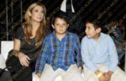 302567_305438182805272_271180279564396_1551045_1106925331_a