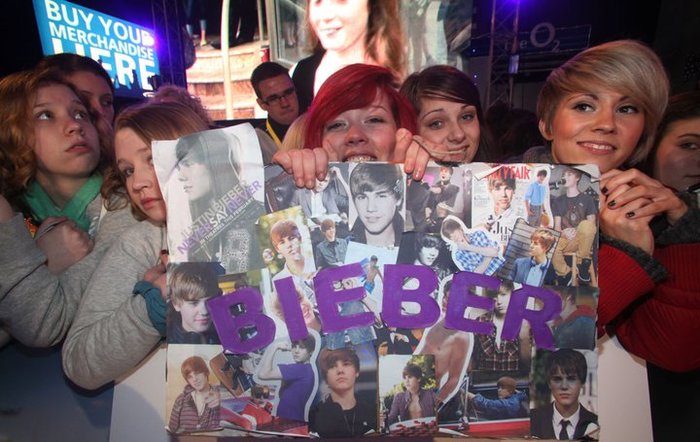 183194_176895059021467_146163605427946_408783_888048_n - JB Never say never European Premiere