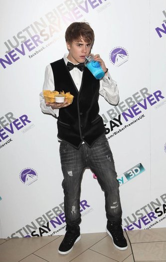 184138_176894915688148_146163605427946_408778_6780461_n - JB Never say never European Premiere