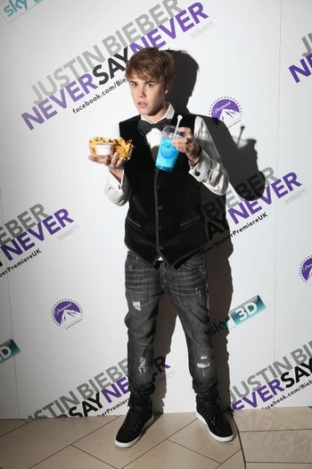 185952_176894935688146_146163605427946_408779_5107275_n - JB Never say never European Premiere