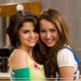 Selena_Gomez_1255979513_1 - 0 Allo aici salutati