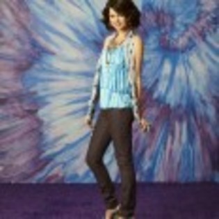 Selena_Gomez_1257538499_1 - 0 Allo aici salutati