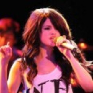 Selena_Gomez_1261440704_3 - 0 Allo aici salutati