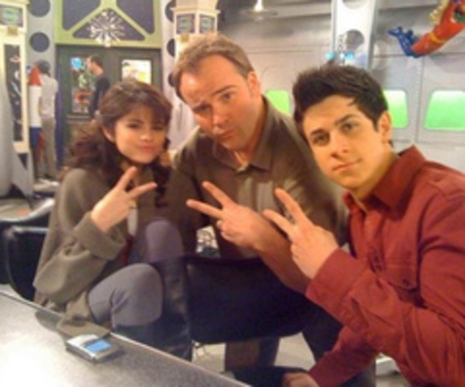 Selena-Gomez-Rare-Pictures-selena-gomez-12944488-400-327_thumb