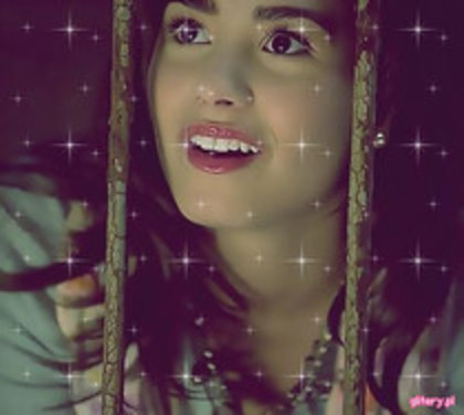 46588059_MYFLDQTYJ - Demi Lovato