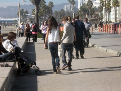 normal_006 - February 6th - Taking a walk at the beach with Justin Bieber
