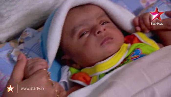403065_363154537028418_152160674794473_1449422_119539109_n - NaKsh take care of their baby together