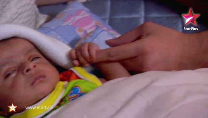 422200_363154560361749_152160674794473_1449423_516232865_n - NaKsh take care of their baby together