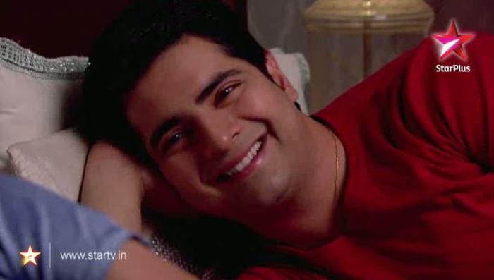 425870_363154637028408_152160674794473_1449426_881877765_n - NaKsh take care of their baby together