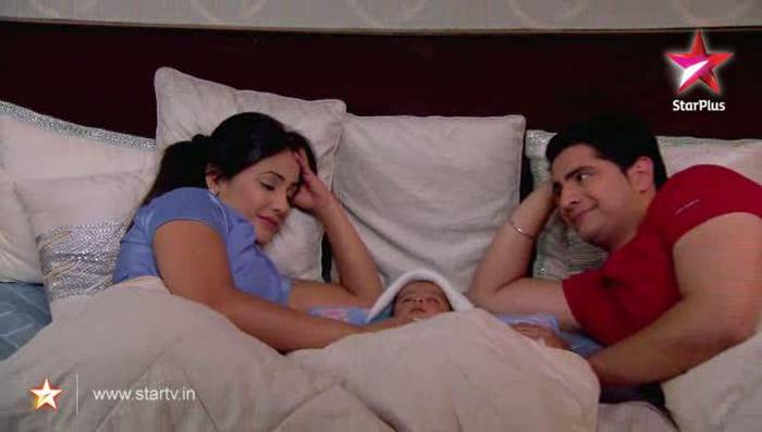 426485_363154593695079_152160674794473_1449424_1290178527_n - NaKsh take care of their baby together