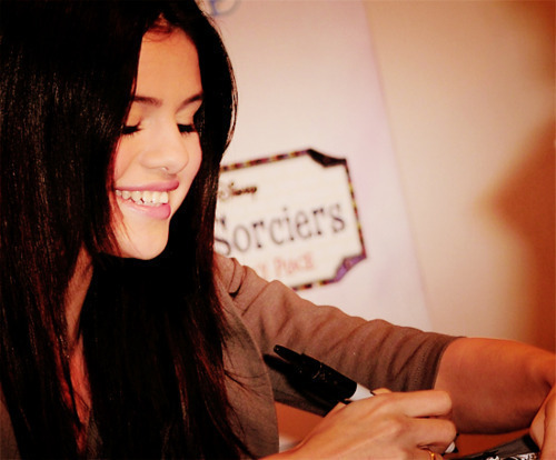 41421141 - 0     I love Selena forever