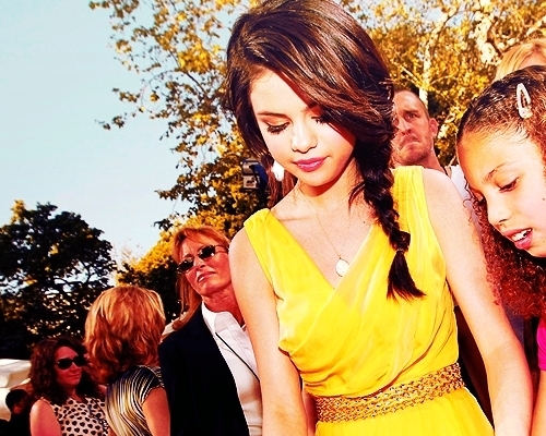 41525591 - 0     I love Selena forever