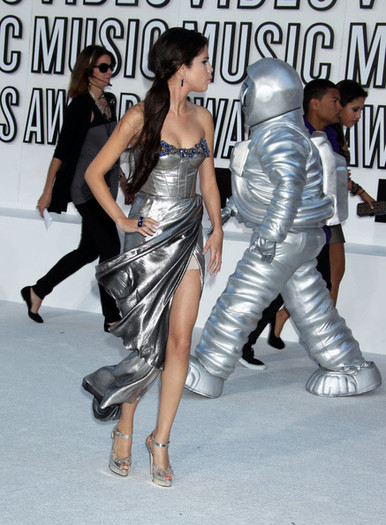 Selena+Gomez+2010+MTV+Video+Music+Awards+Arrivals+vgFBlpcOdPHl