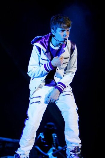 311044_259694080739093_173798515995317_688139_561755797_n - Justin Bieber Live in Brazil