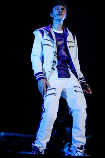 316311_259693657405802_173798515995317_688135_246116171_n - Justin Bieber Live in Brazil